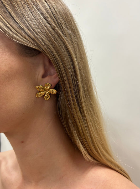 By Nicola Flower Earrings in Gold