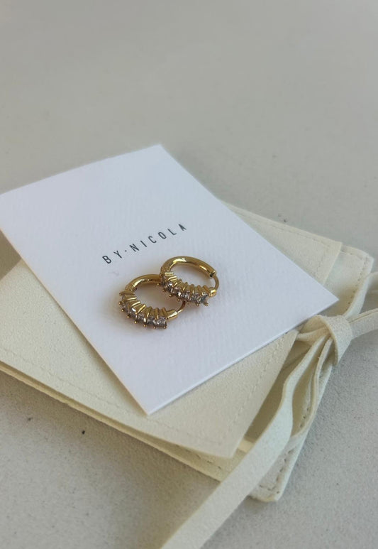 By Nicola Oliver Huggies in Gold
